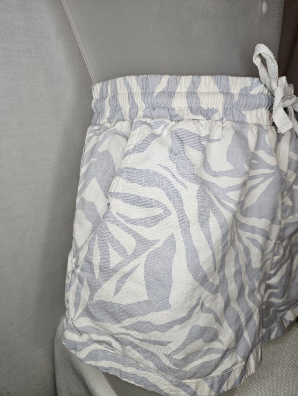 Billabong Zebra Print Pull On Beach Shorts Grey White Size Large EUC - Picture 2 of 11
